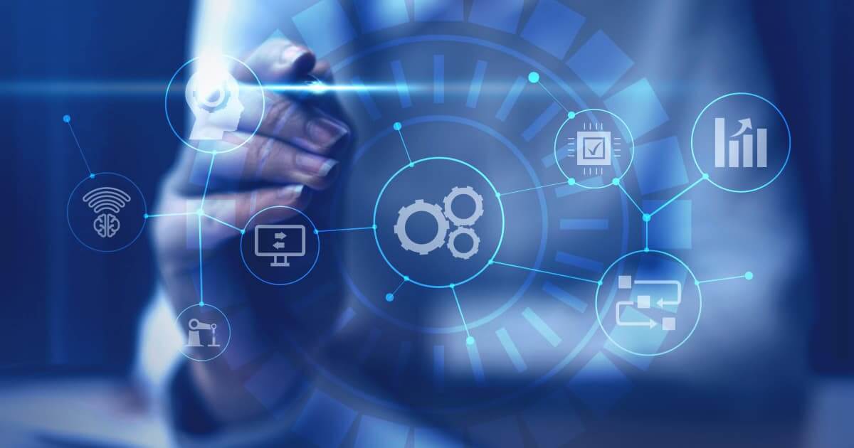Profesional de tecnología trabajando con dispositivos conectados y sistemas de análisis avanzados